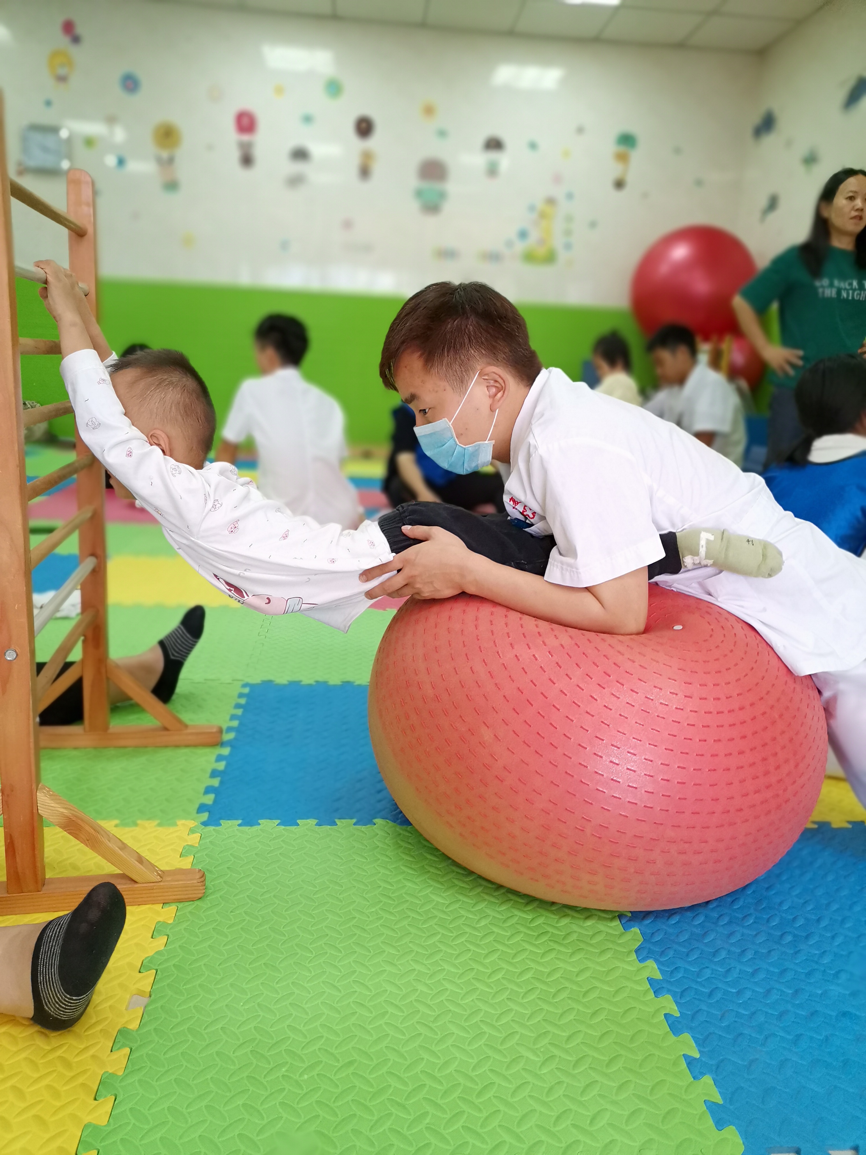 2019年《贵阳市残疾儿童康复救助实施办法》出台，建立了残疾儿童康复救助长效机制，使有需求的残疾儿童得到有效康复.jpg